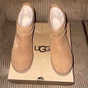 Ugg classic femme mini boot with box